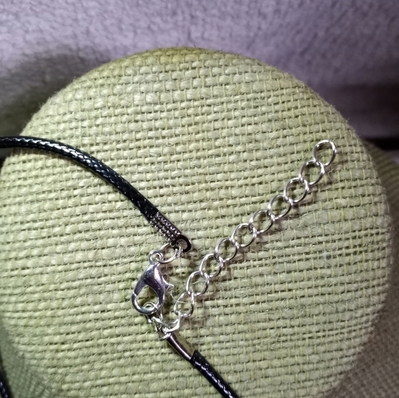 Large shell pendant with painted flower 🌸 on black cord necklace - Picture 3 of 5